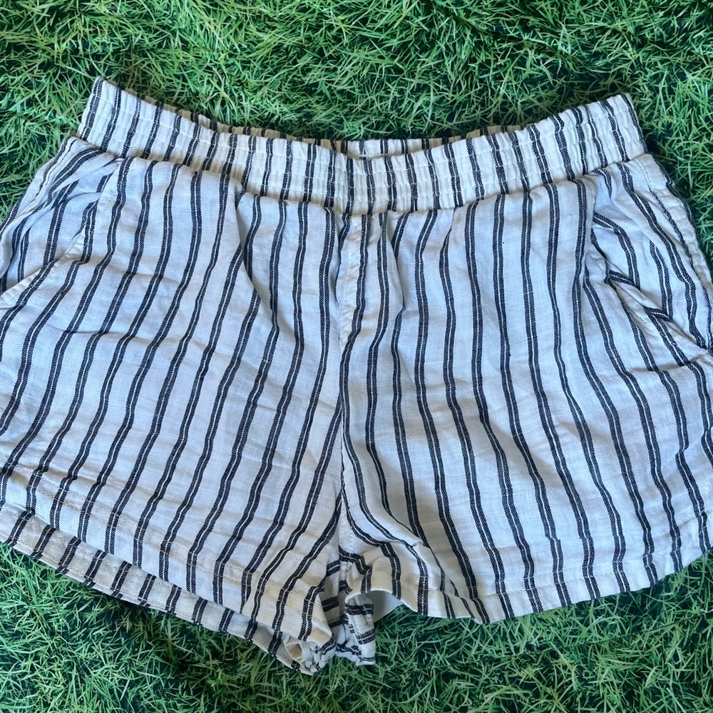 FOREVER21 WHITE STRIPED SHORTS